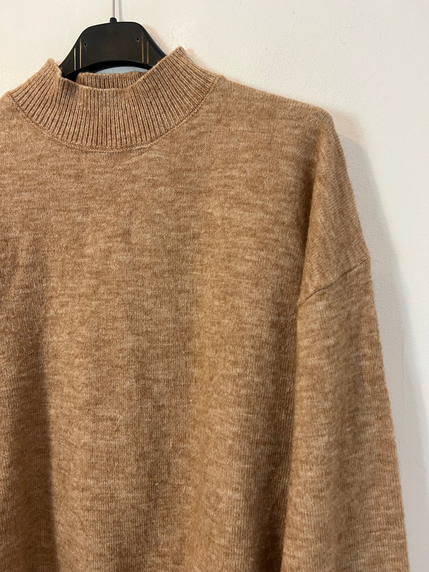 OTRAS. Jersey camel cuello Perkins