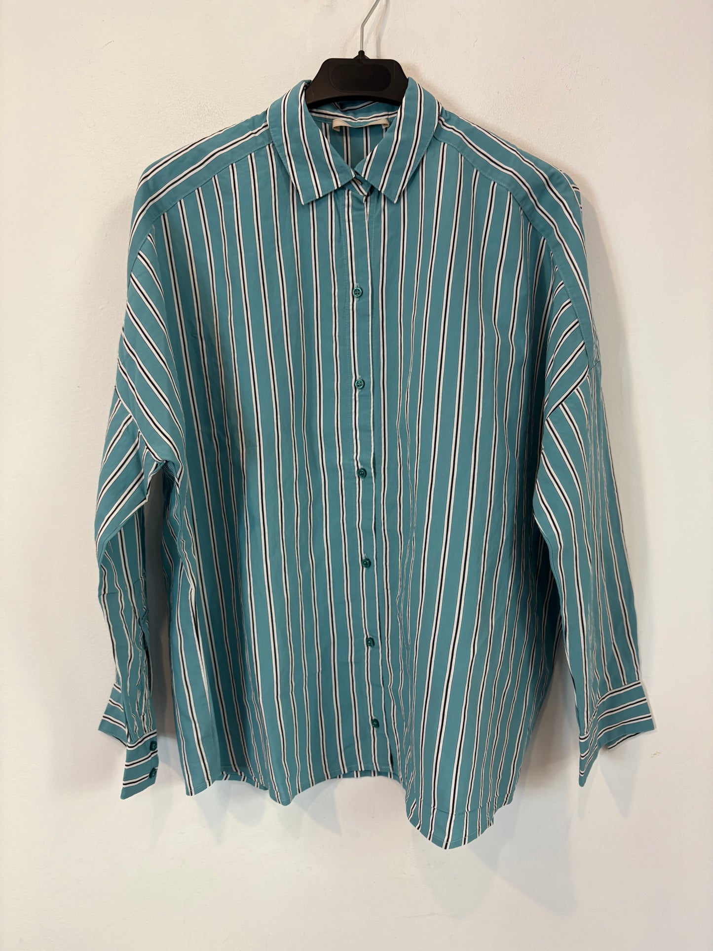 SESSÚN. Camisa azul turquesa rayas