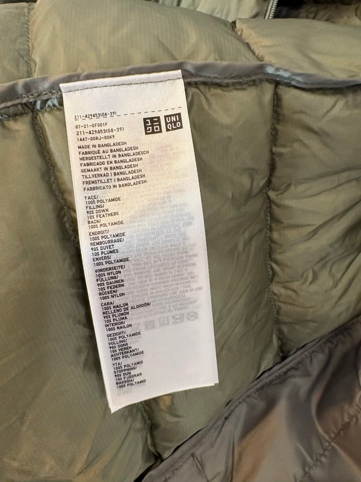 UNIQLO. Chaqueta verde claro ultraligera