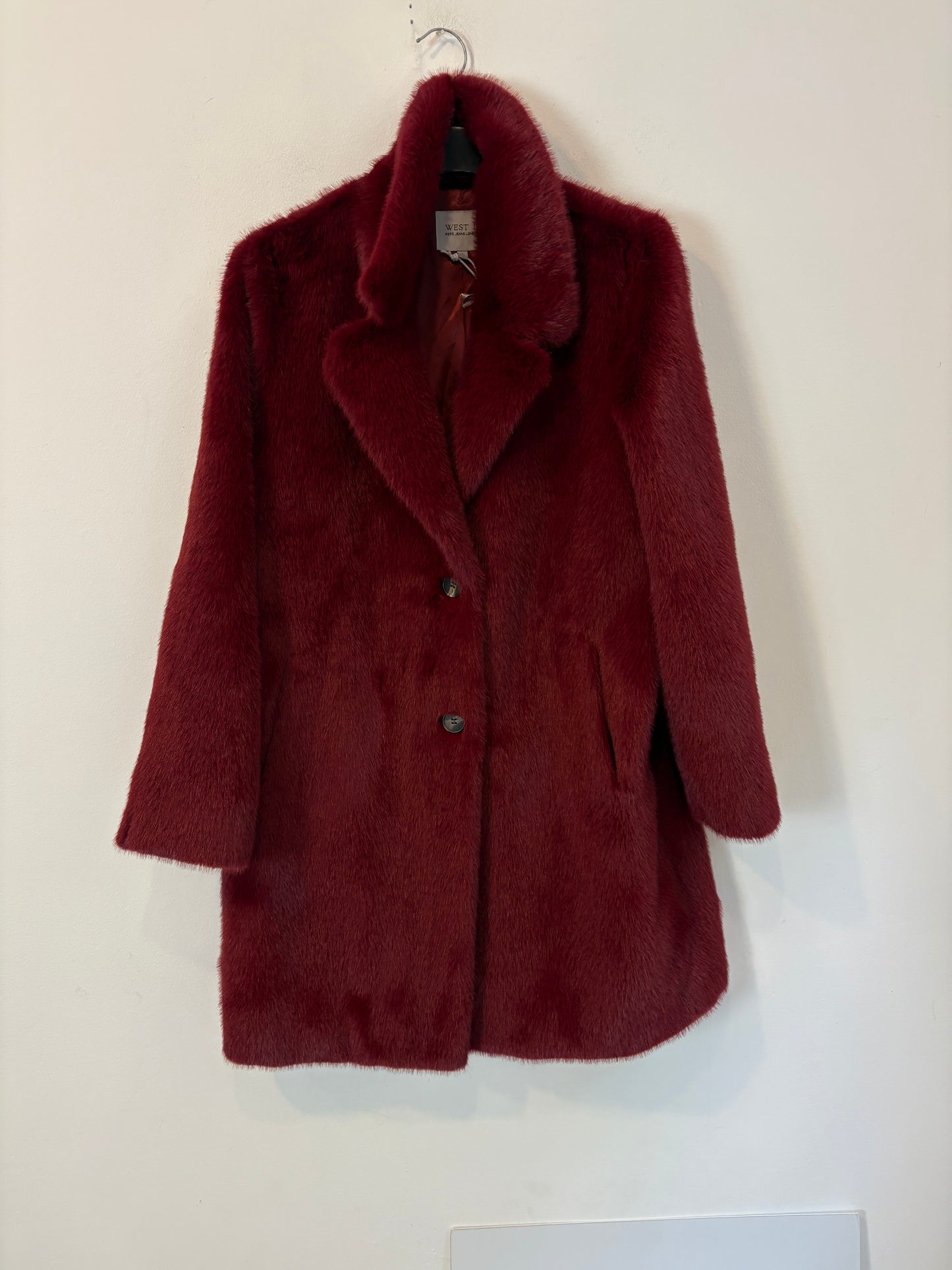 WEST 11 PEPE JEANS LONDON. Abrigo burdeos en efecto pelo