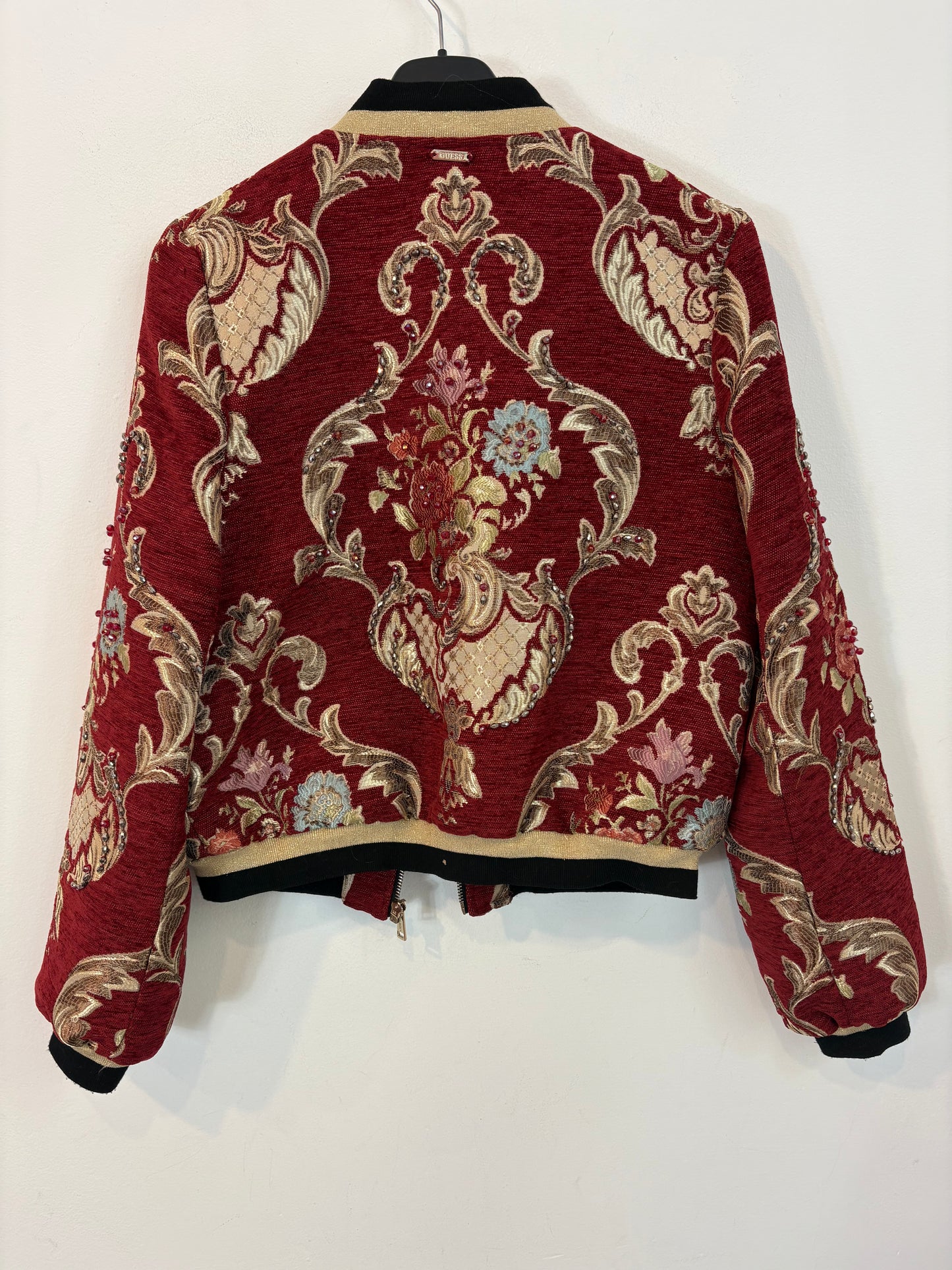 GUESS. Chaqueta burdeos detalles. T S