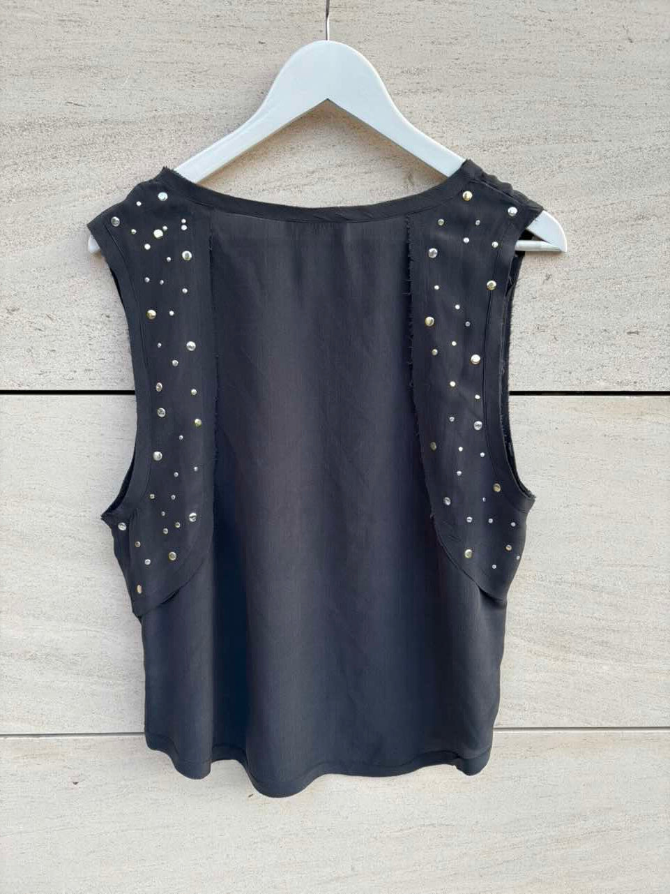BY ZOÉ. Top seda gris detalle tachuelas