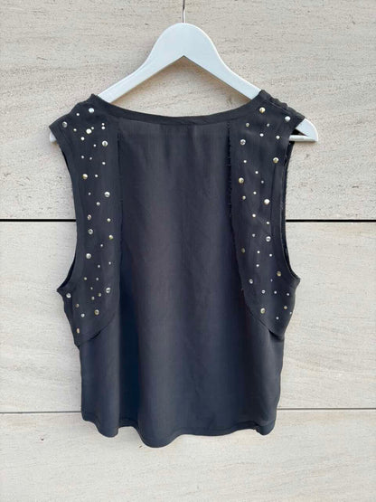 BY ZOÉ. Top seda gris detalle tachuelas