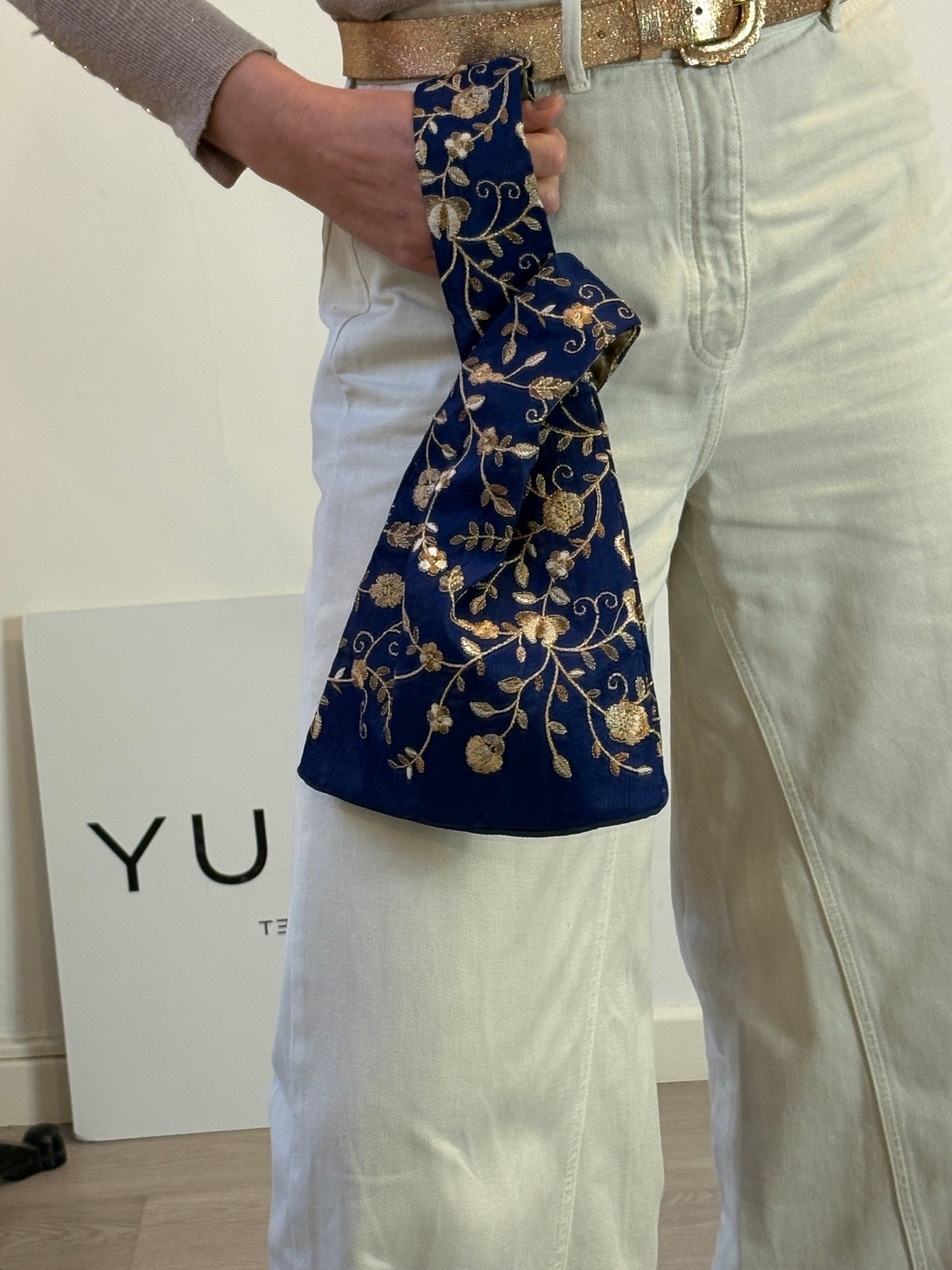 BLUELOW. Bolso de mano azul bordados