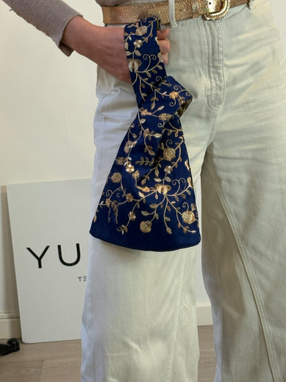 BLUELOW. Bolso de mano azul bordados