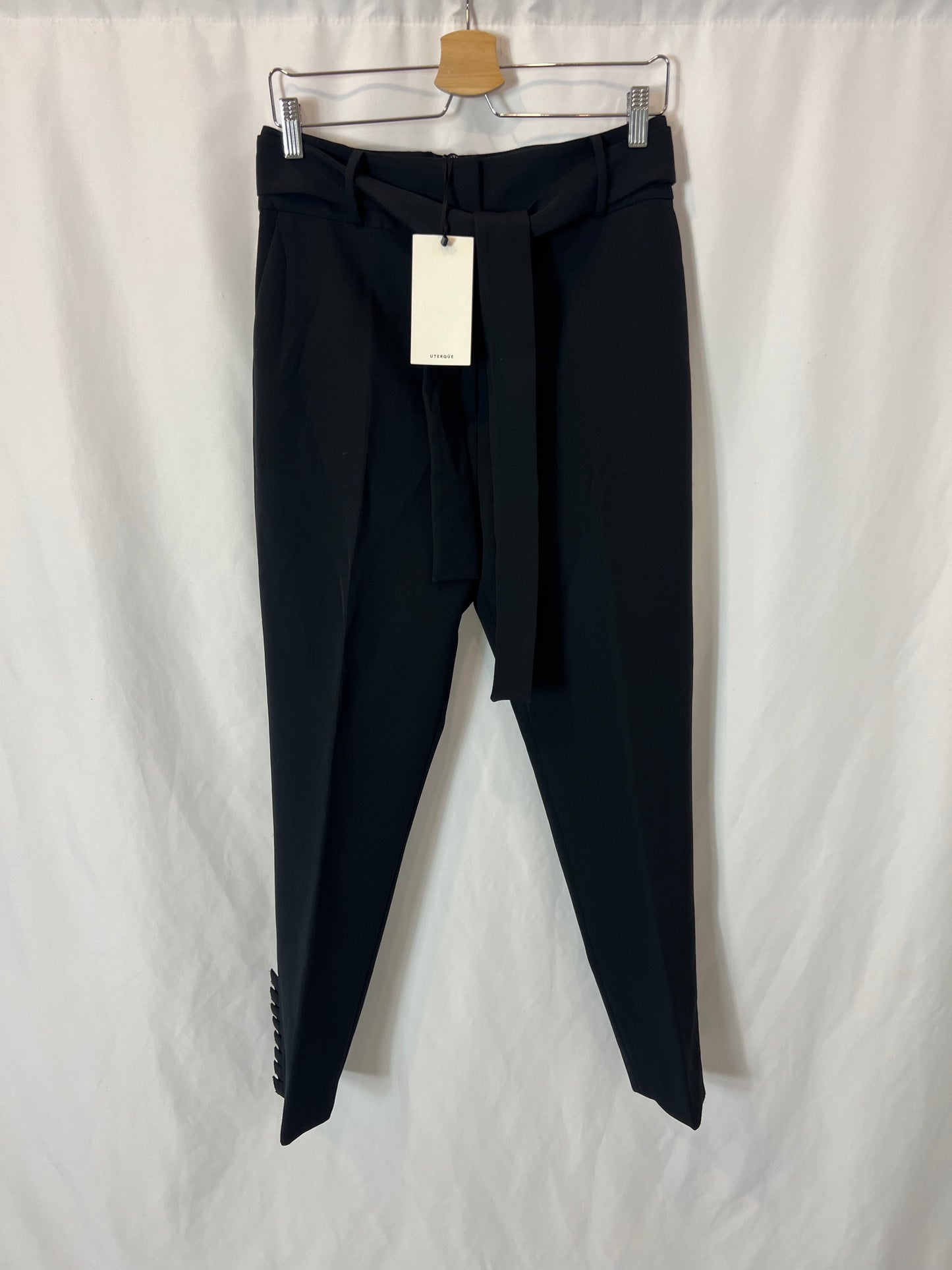 UTERQÜE. Trousers with pleats and ankle details. TL