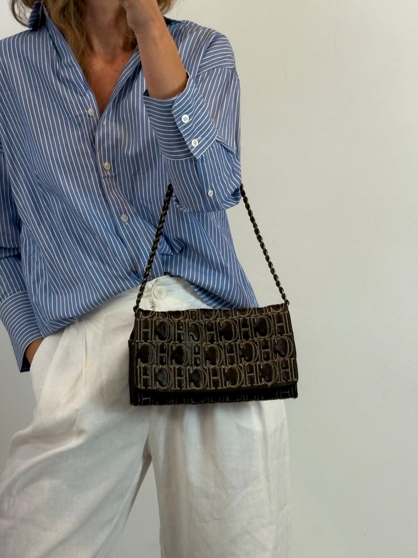 CAROLINA HERRERA. Bolso clutch marrón piel