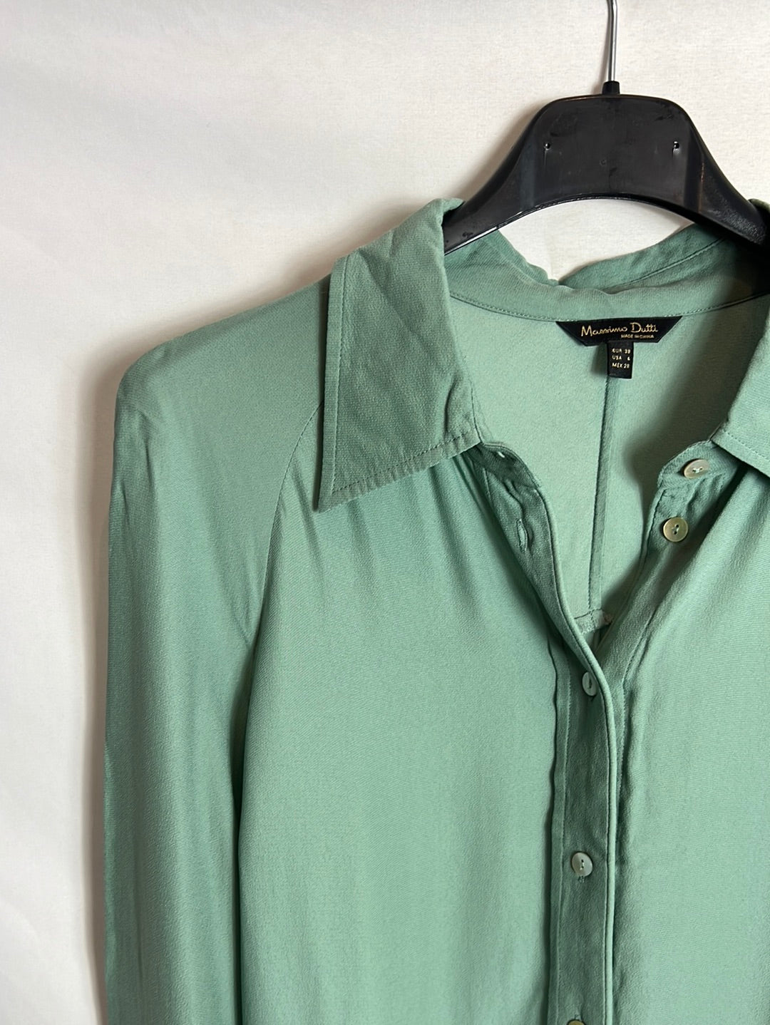 MASSIMO DUTTI. Blusa fluida verde claro. T 38