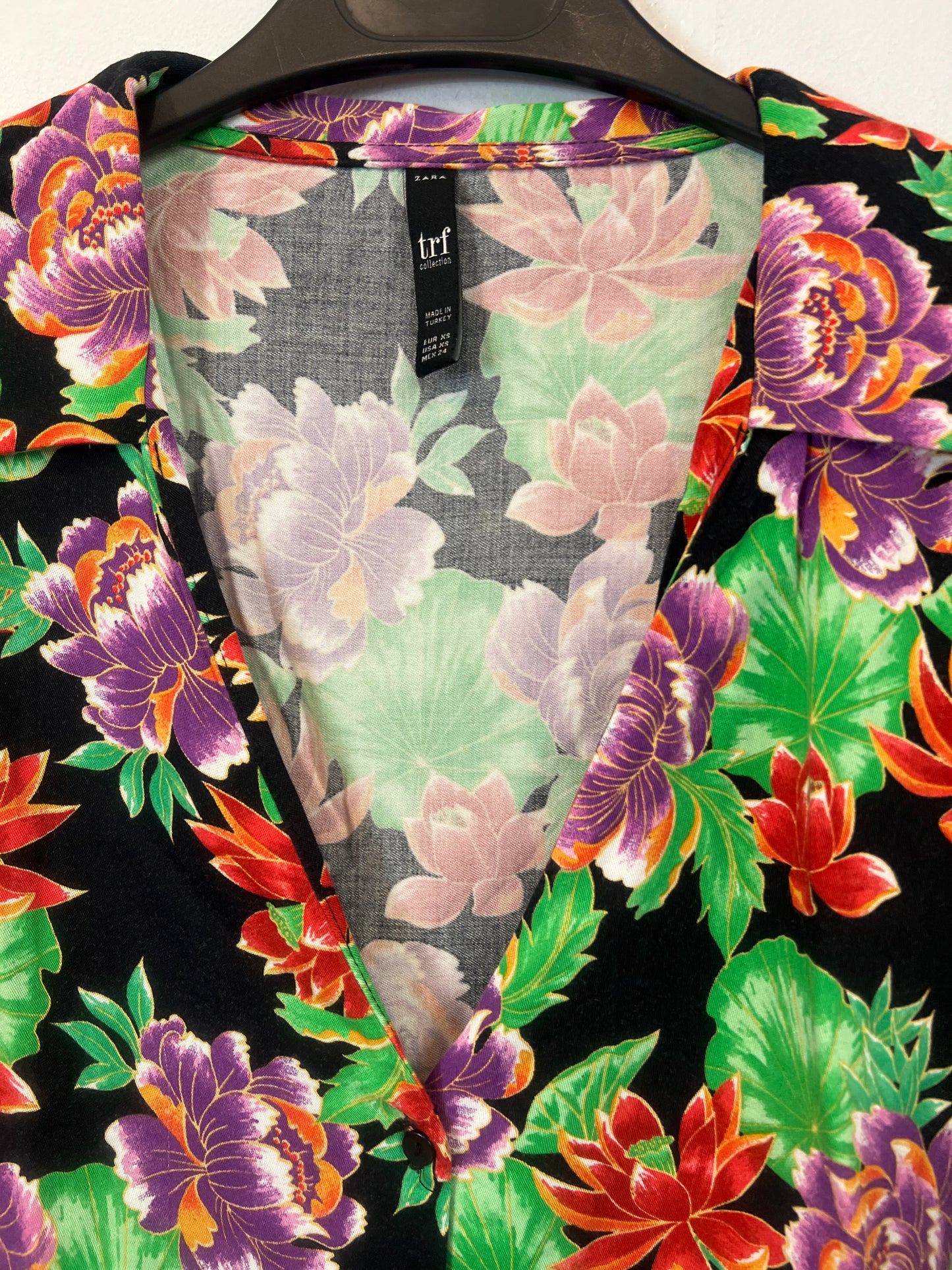 ZARA. blusa negra flores T.xs