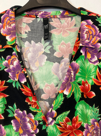 ZARA. blusa negra flores T.xs