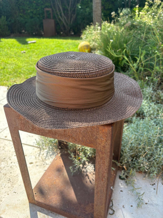 Sombrero marrón al corta