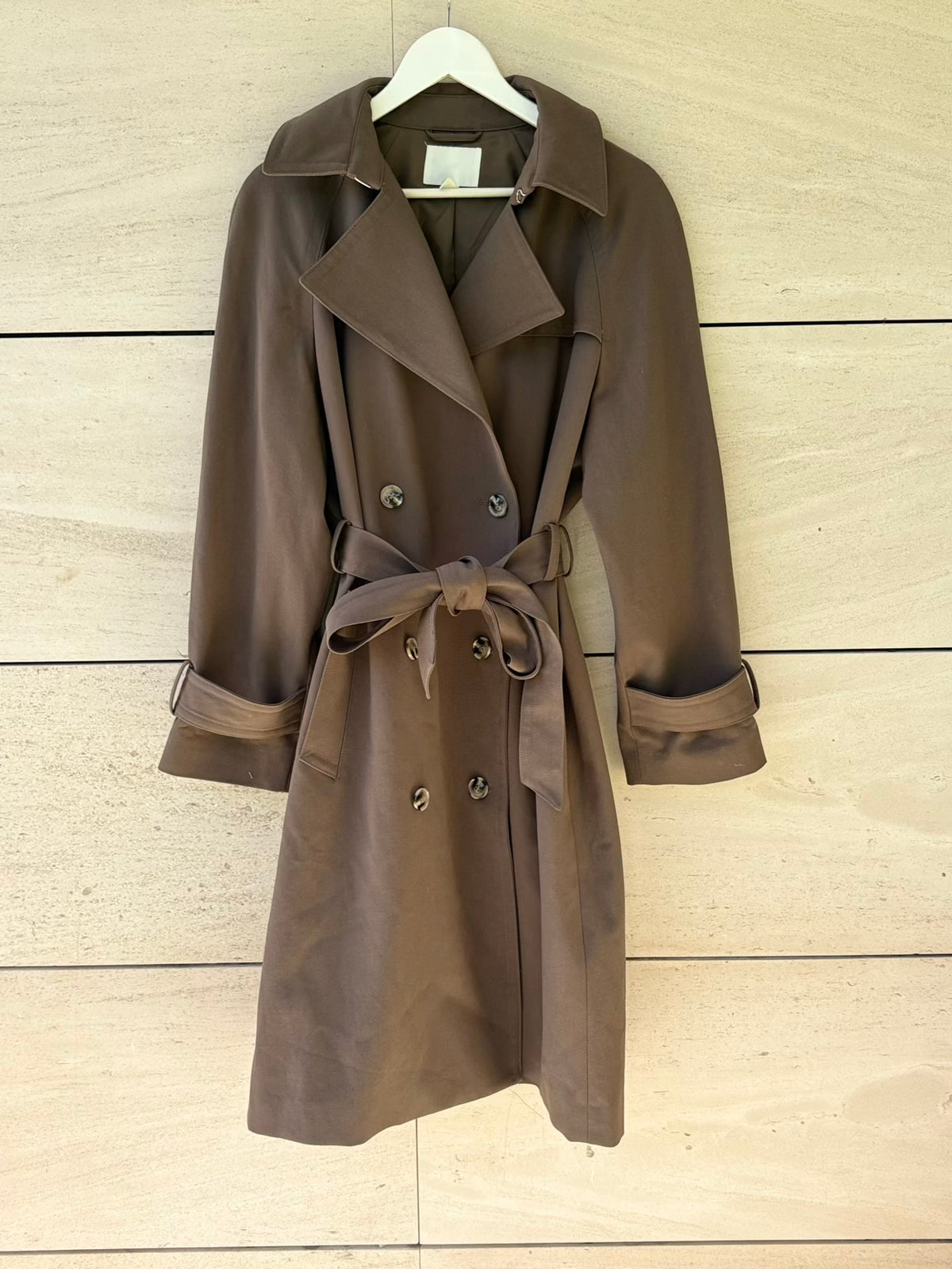H&M. Gabardina larga verde oscuro