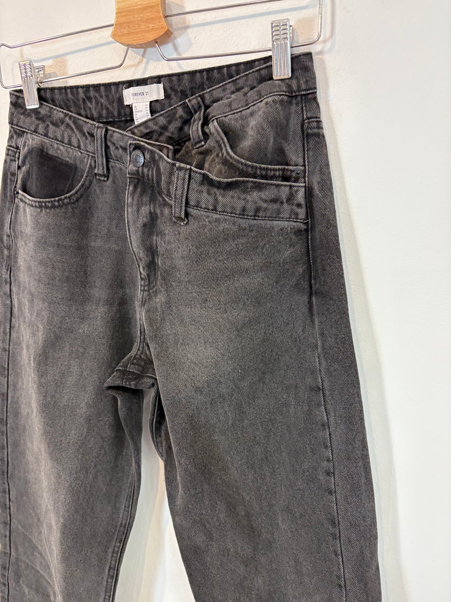 FOREVER 21. Denim negro detalle cintura. T 34