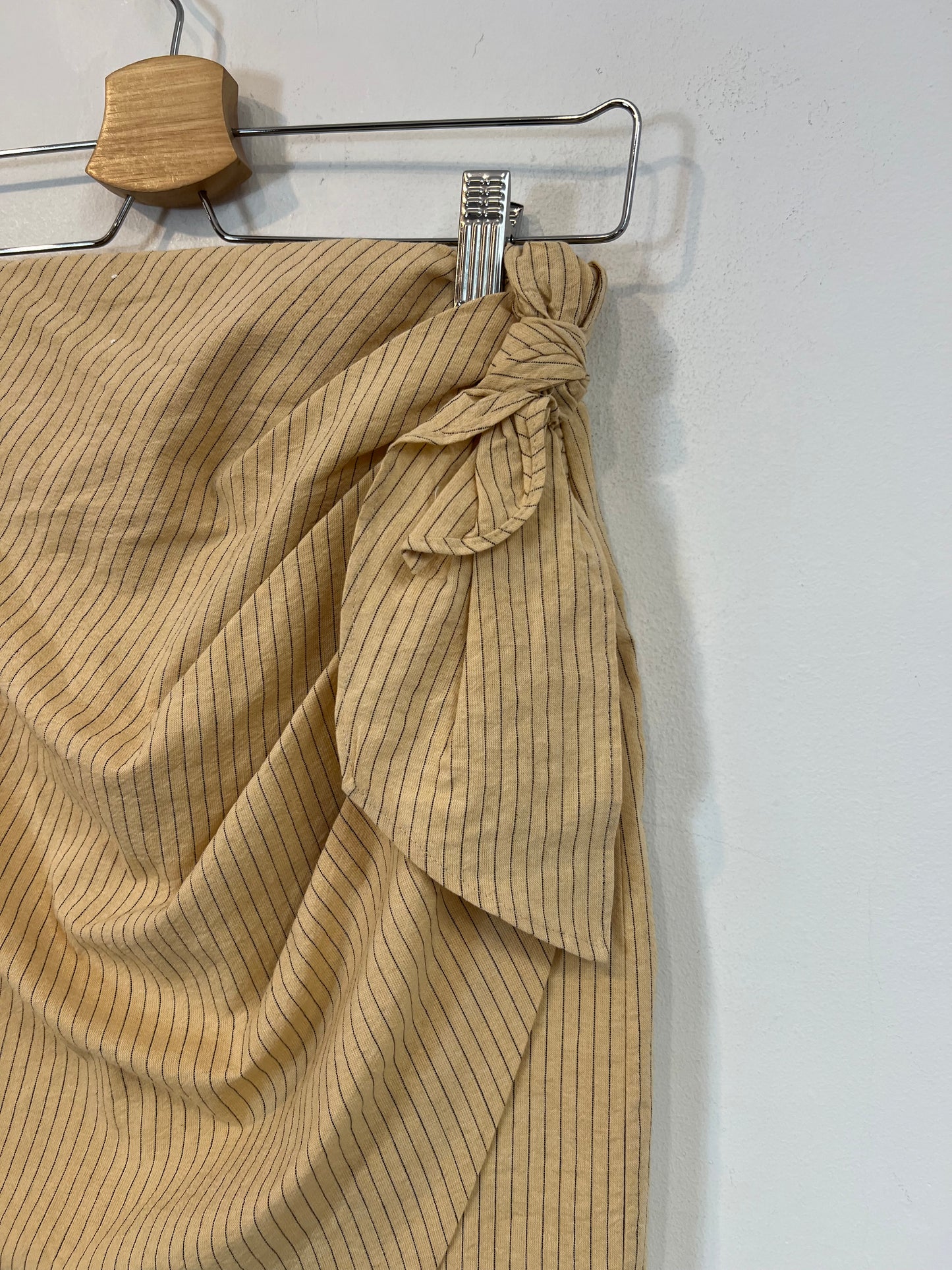 ZARA. Falda crema rayas