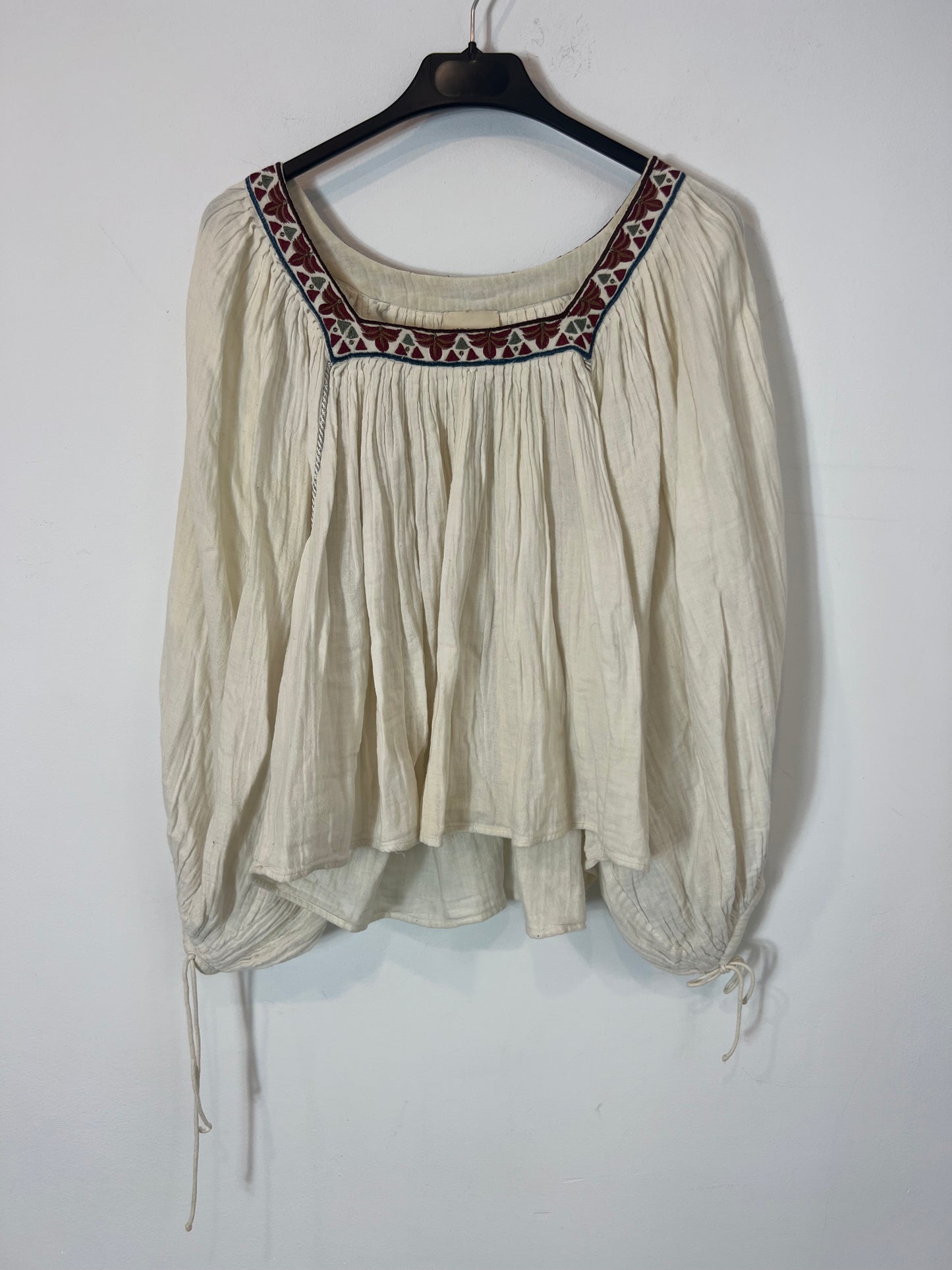 TEN TWELVE. Beige blouse with embroidered collar detail S.0 (xs/s)