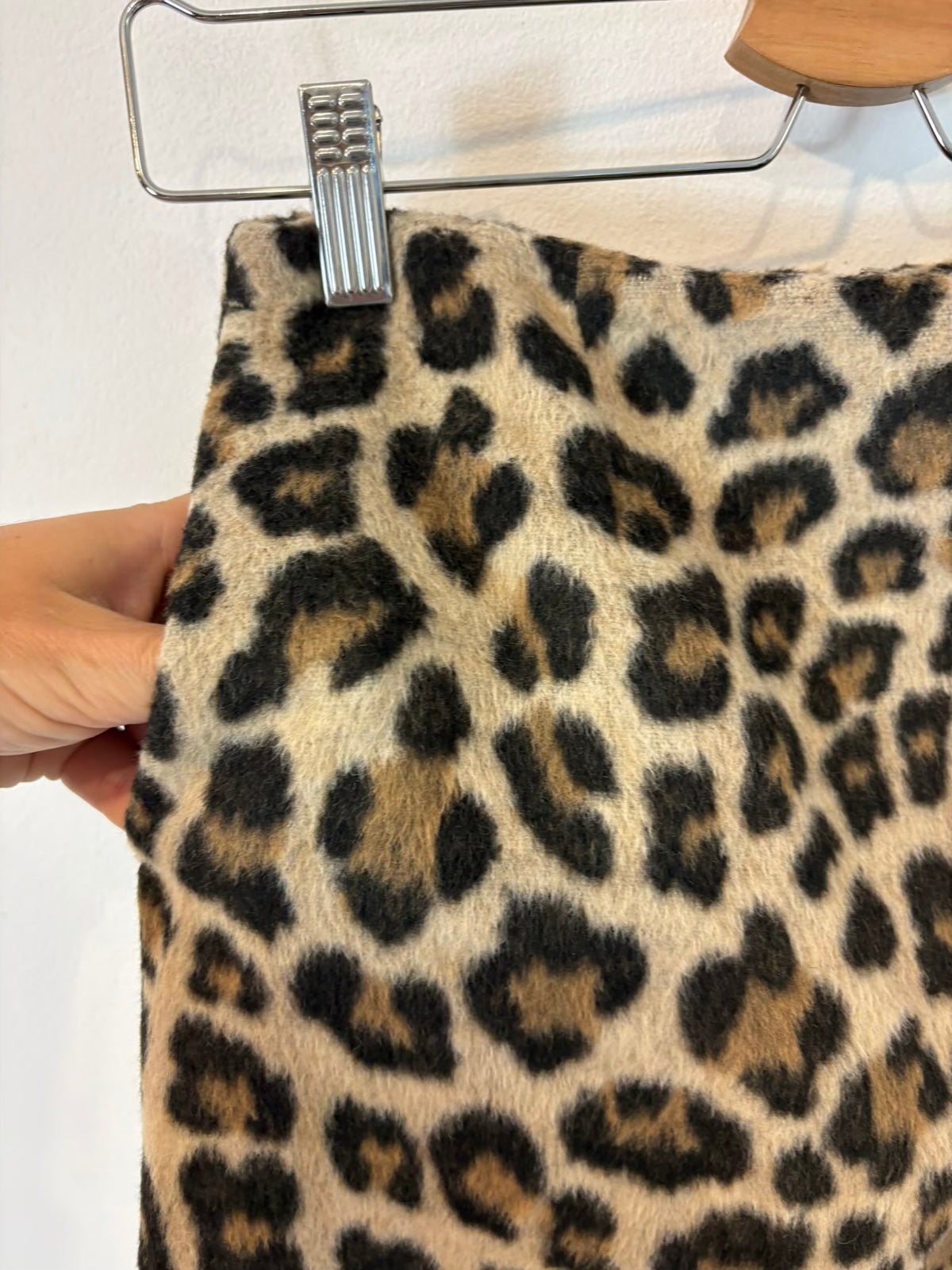 H&M. Falda mdi textura animal print