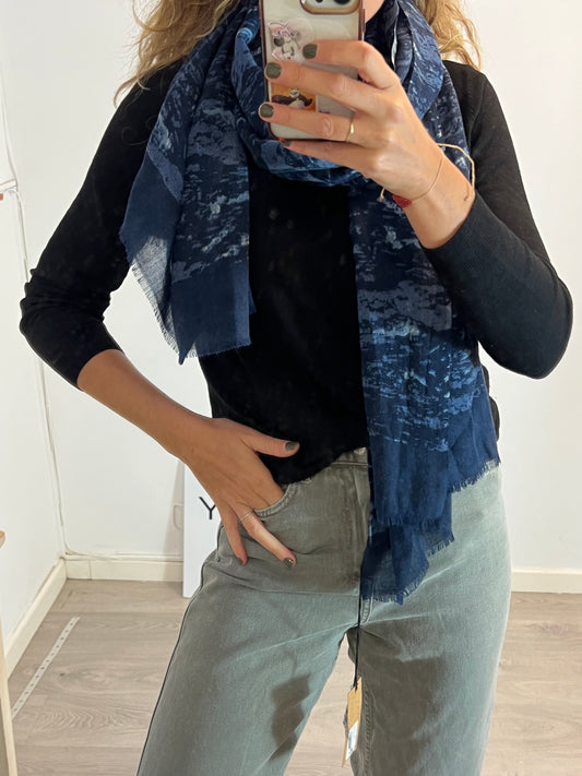 SOLOIO. Printed blue scarf