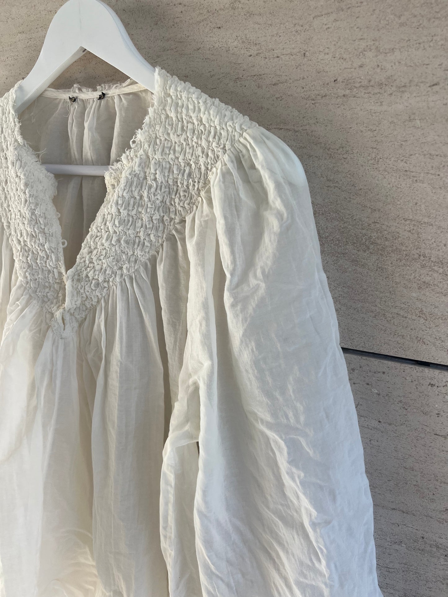 MASSIMO DUTTI. Beige blouse with gathered neckline. TS