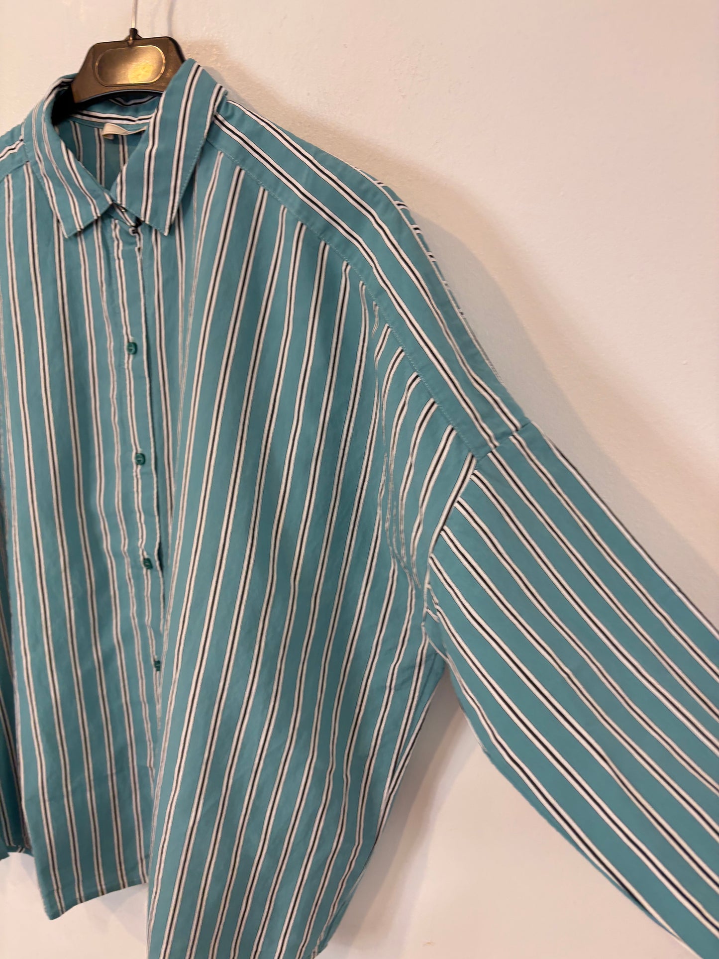 SESSÚN. Camisa azul turquesa rayas