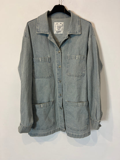 PULL&BEAR. Chaqueta rayas bolsillos. T S