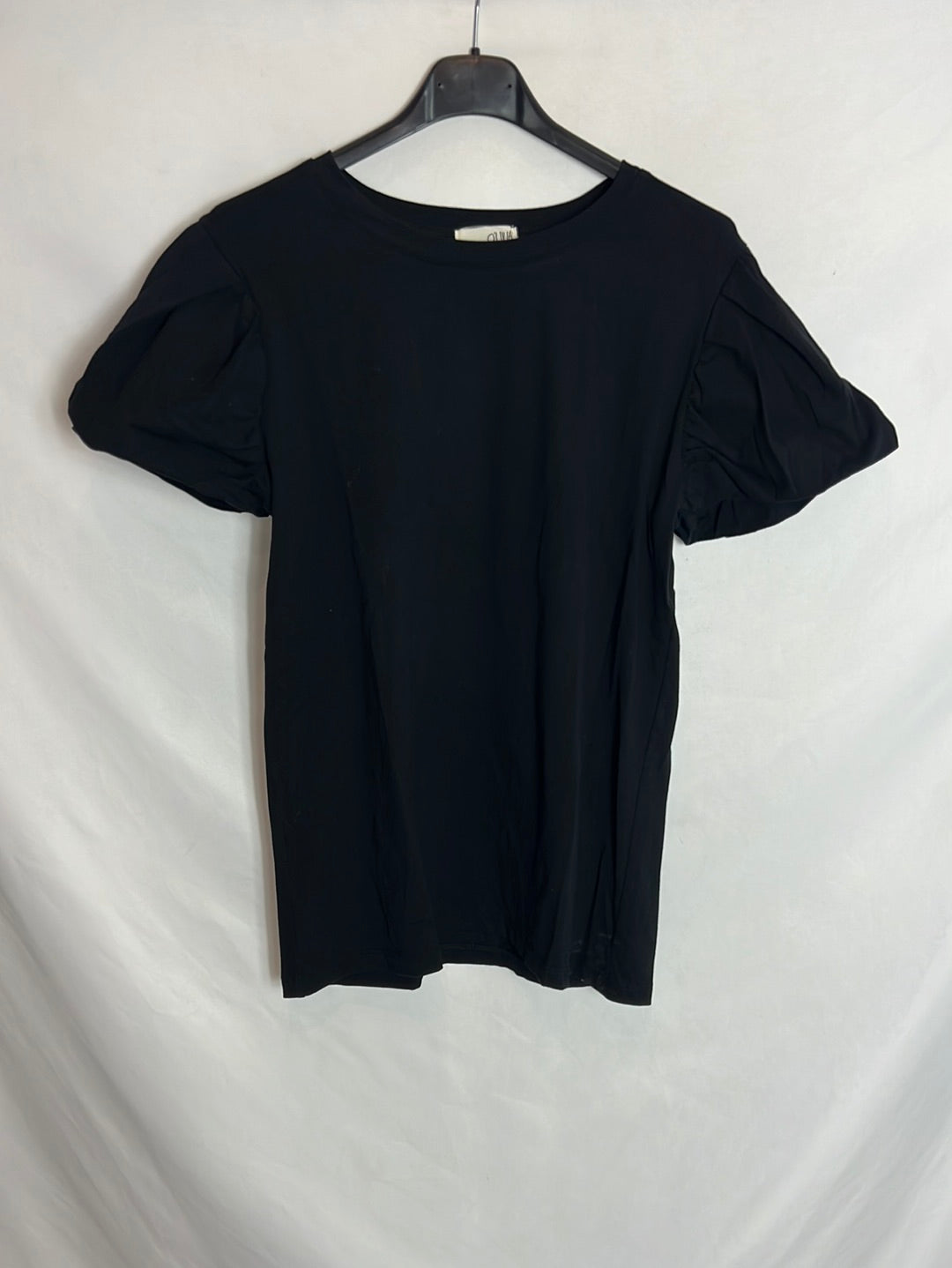 O’LIVIA. Camiseta negra manga abullonada. T S/M