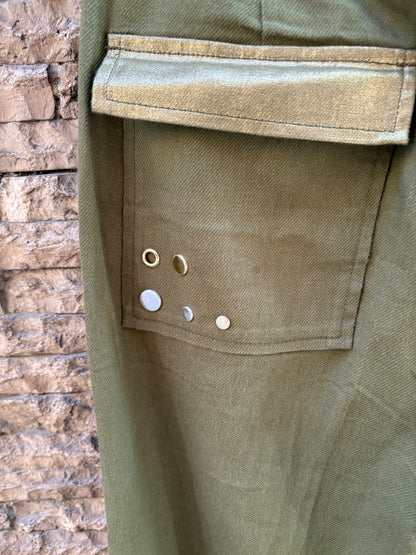 SCALPERS. Conjunto verde tachas. T S