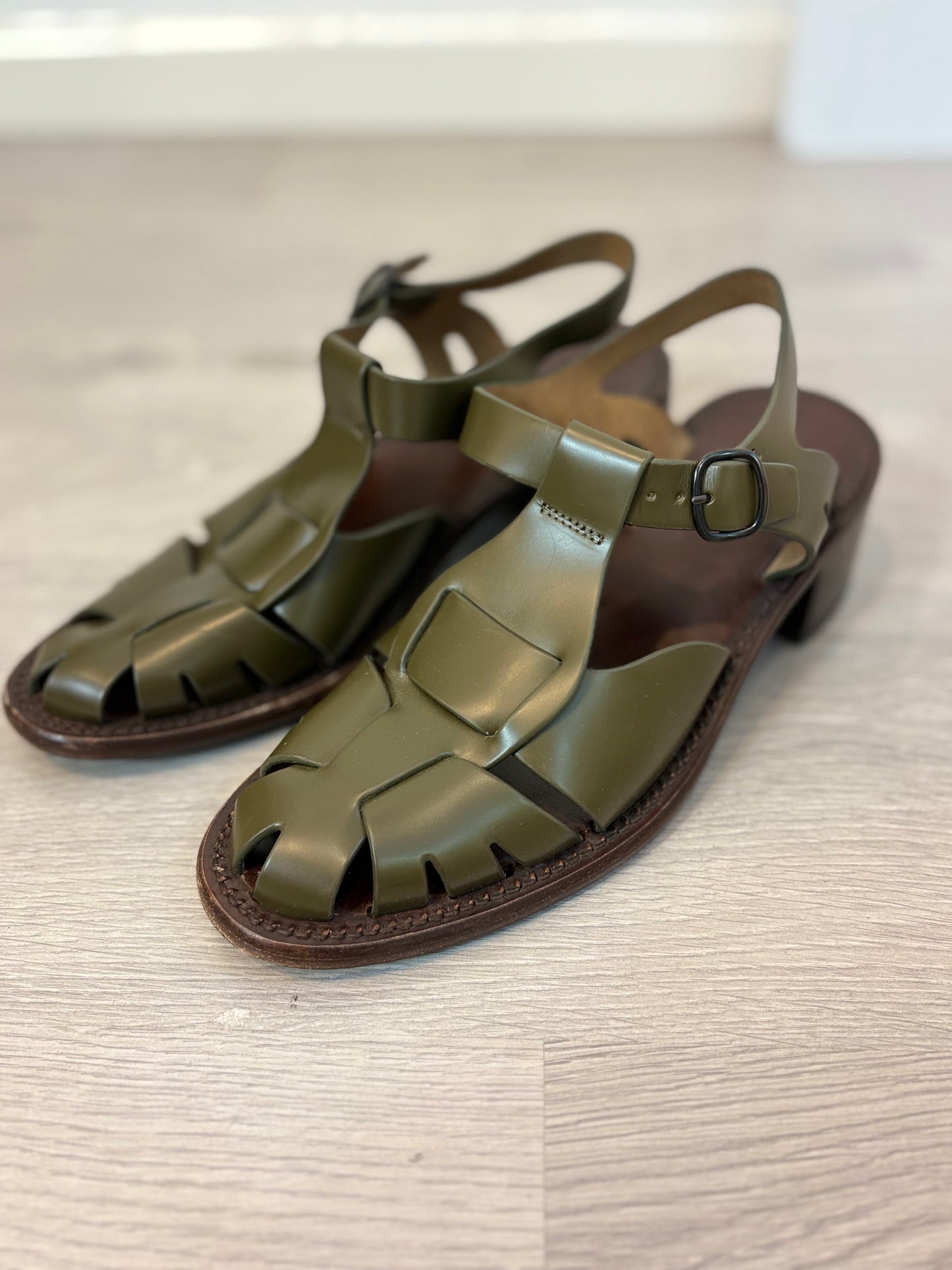 HEREU STUDIO. Sandalia piel destaponada verde. T 39