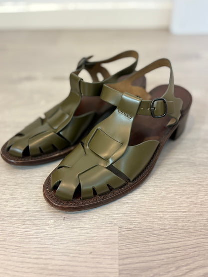 HEREU STUDIO. Sandalia piel destaponada verde. T 39
