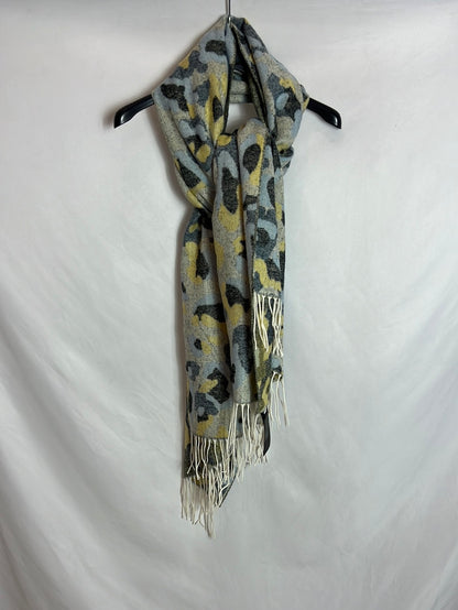 BIMBA Y LOLA. Bufanda estampada flecos