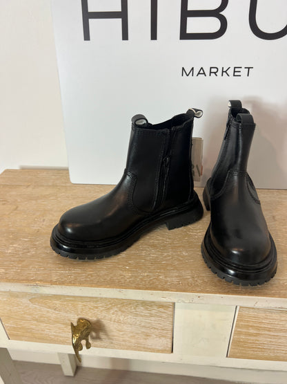 ZARA. Black Chelsea boots. Size 30