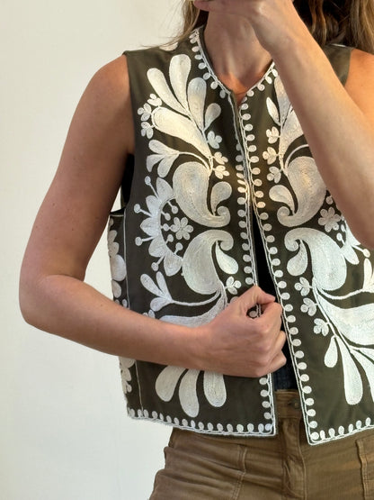 ZARA. Chaleco verde bordados