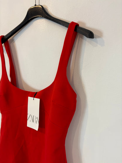 ZARA. Vestido corto rojo  entallado. T S