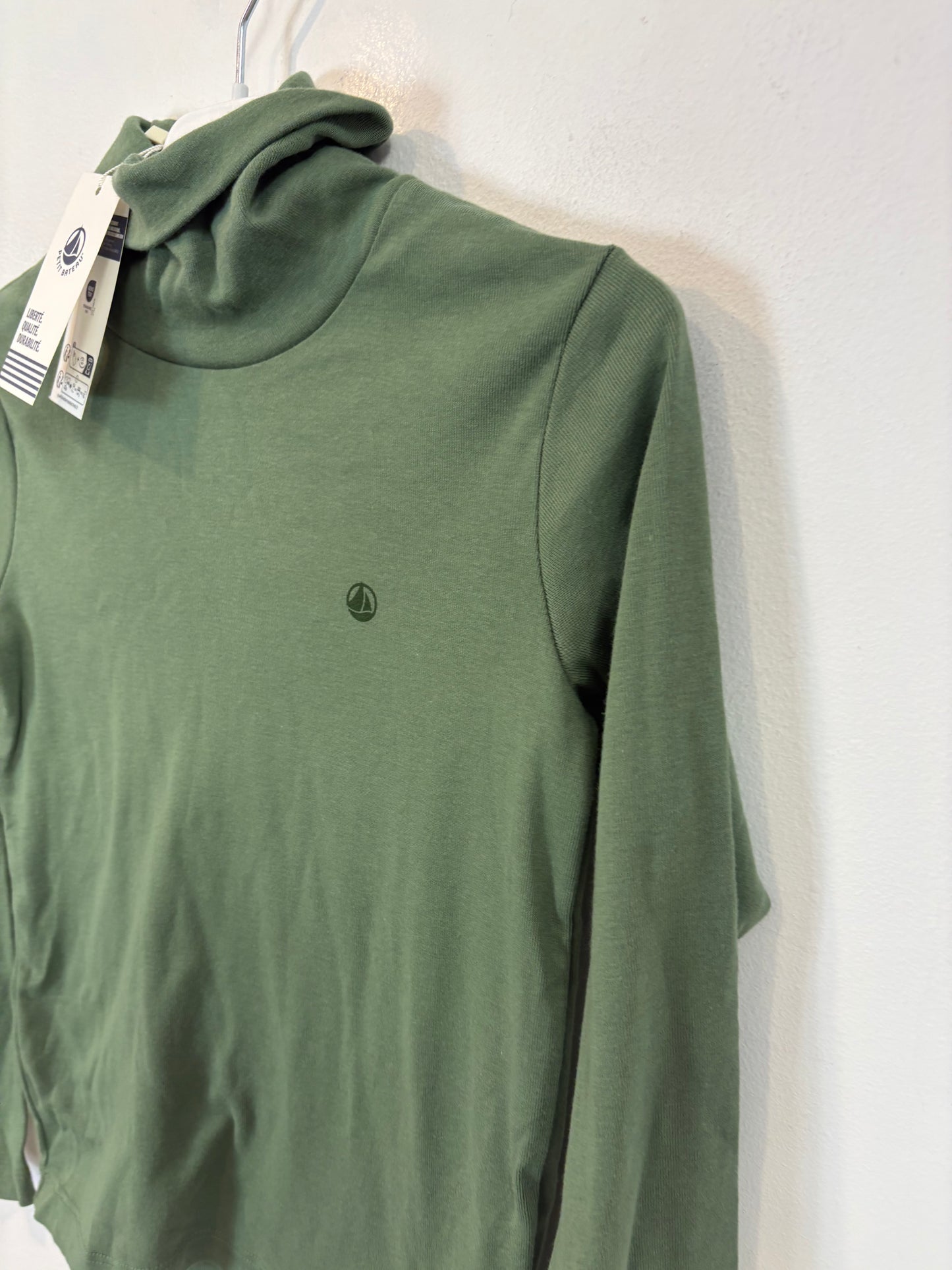 LITTLE BAT. Long-sleeved green T-shirt. Size 8 years