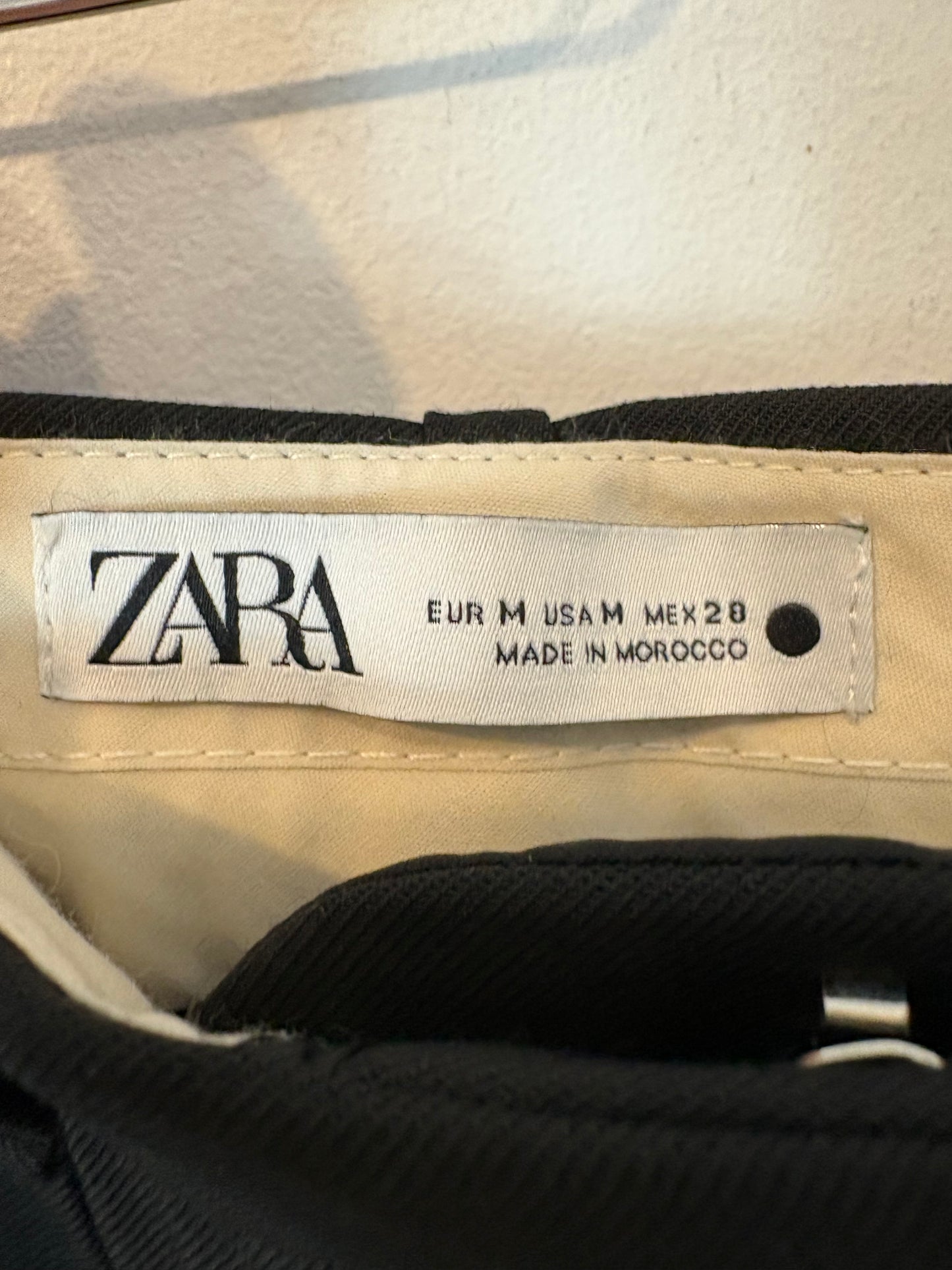 ZARA. Pantalón pinzas botón lateral