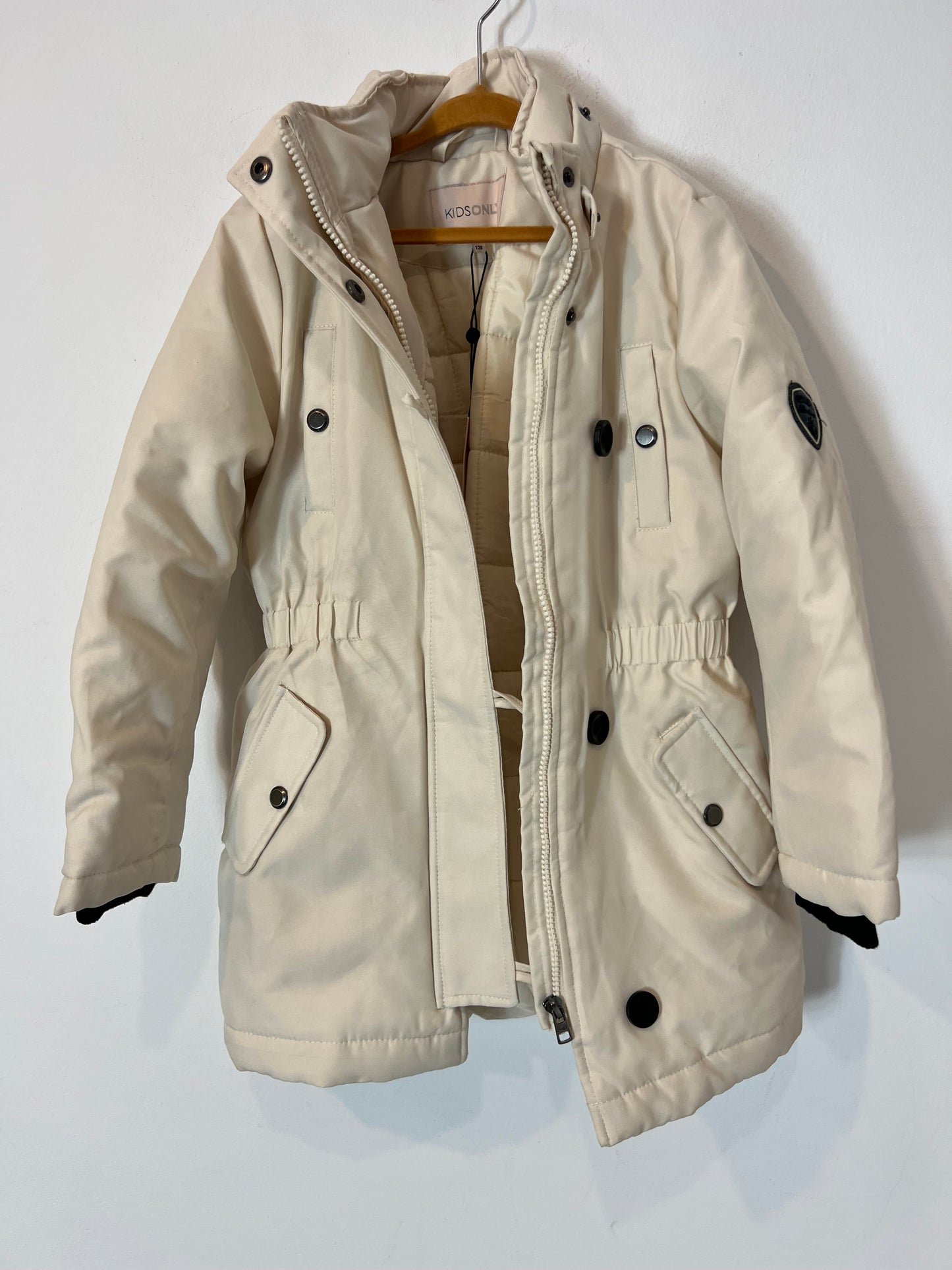 ONLY. Abrigo color crudo bolsillos. T 8 años