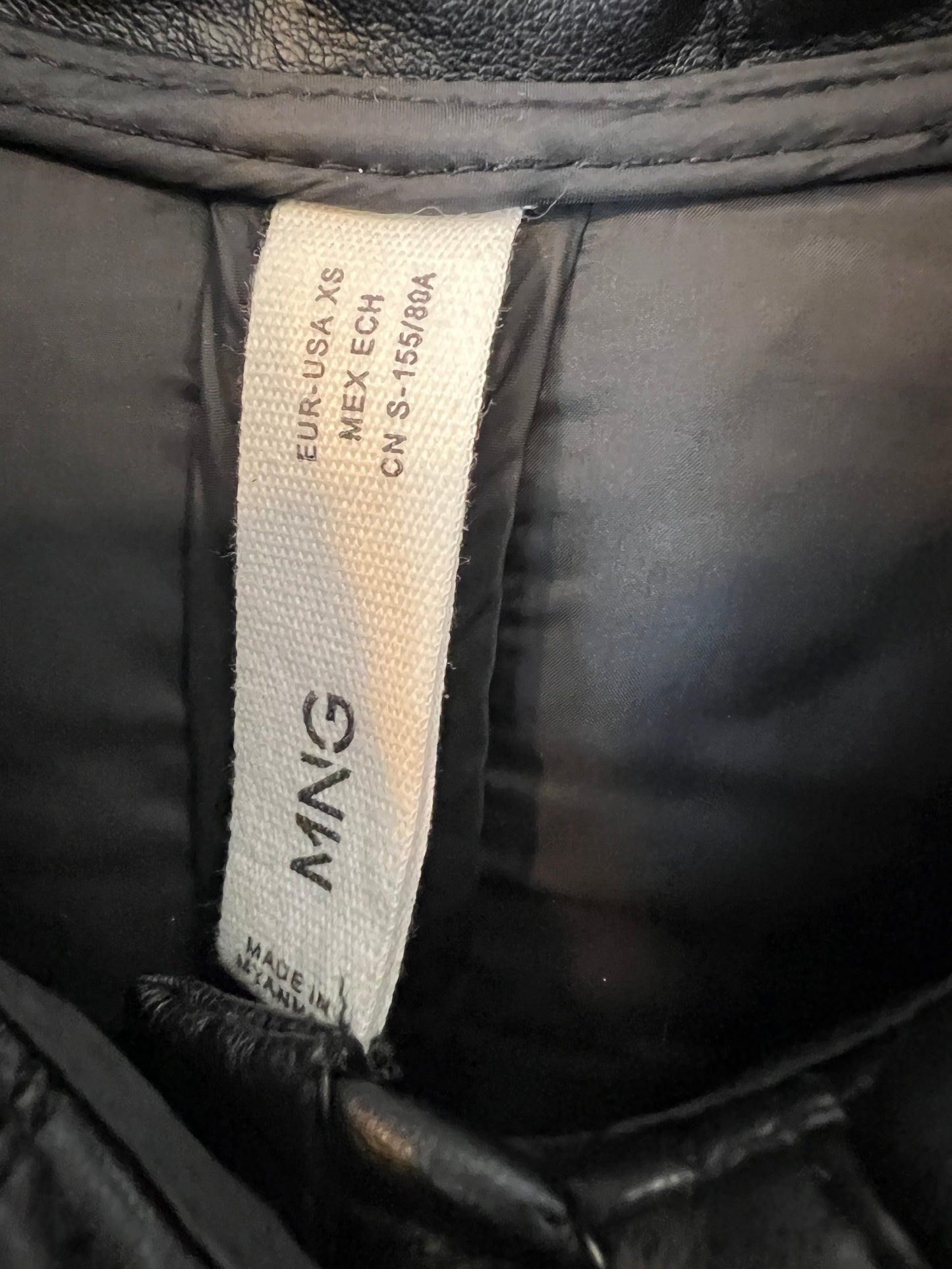 MANGO. Black quilted coat. Size XS