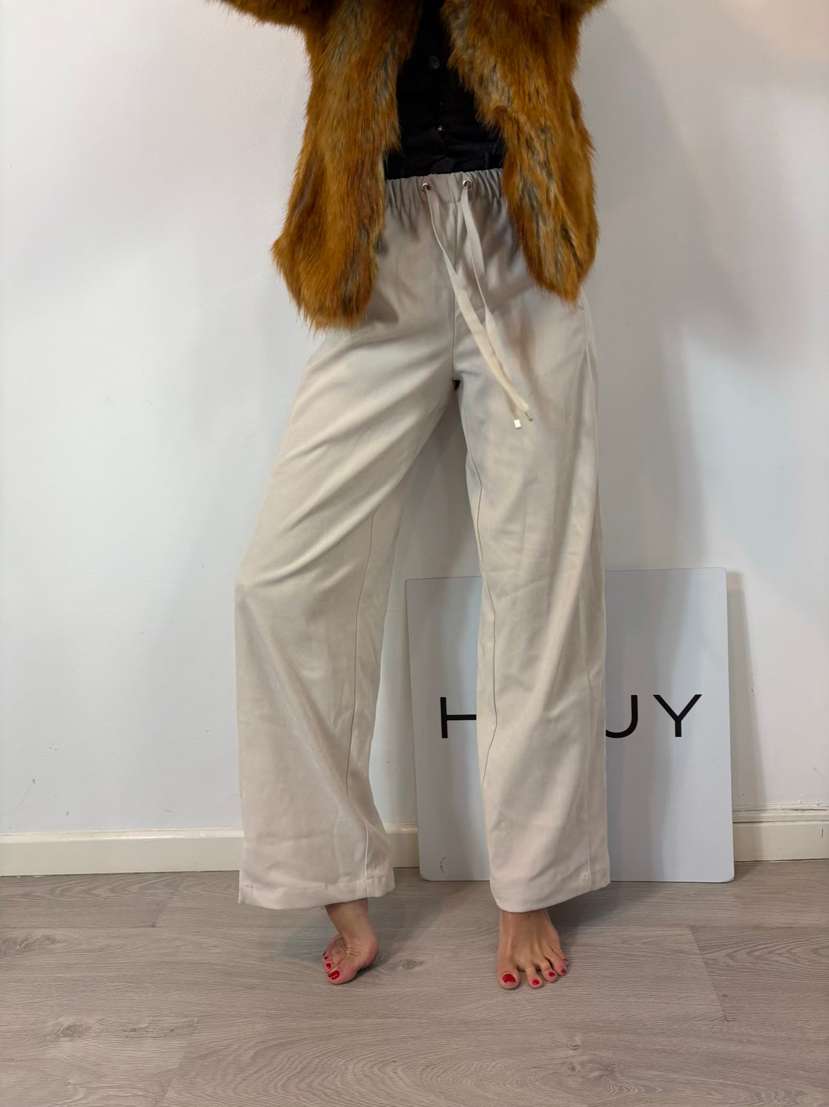 ZARA. Pantalón color crudo textura