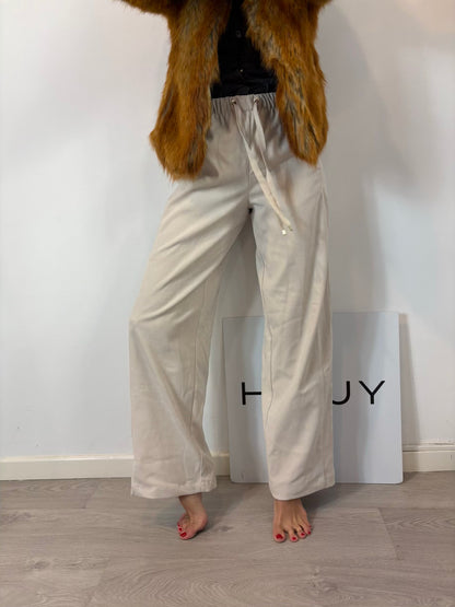 ZARA. Pantalón color crudo textura
