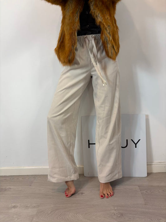 ZARA. Pantalón color crudo textura