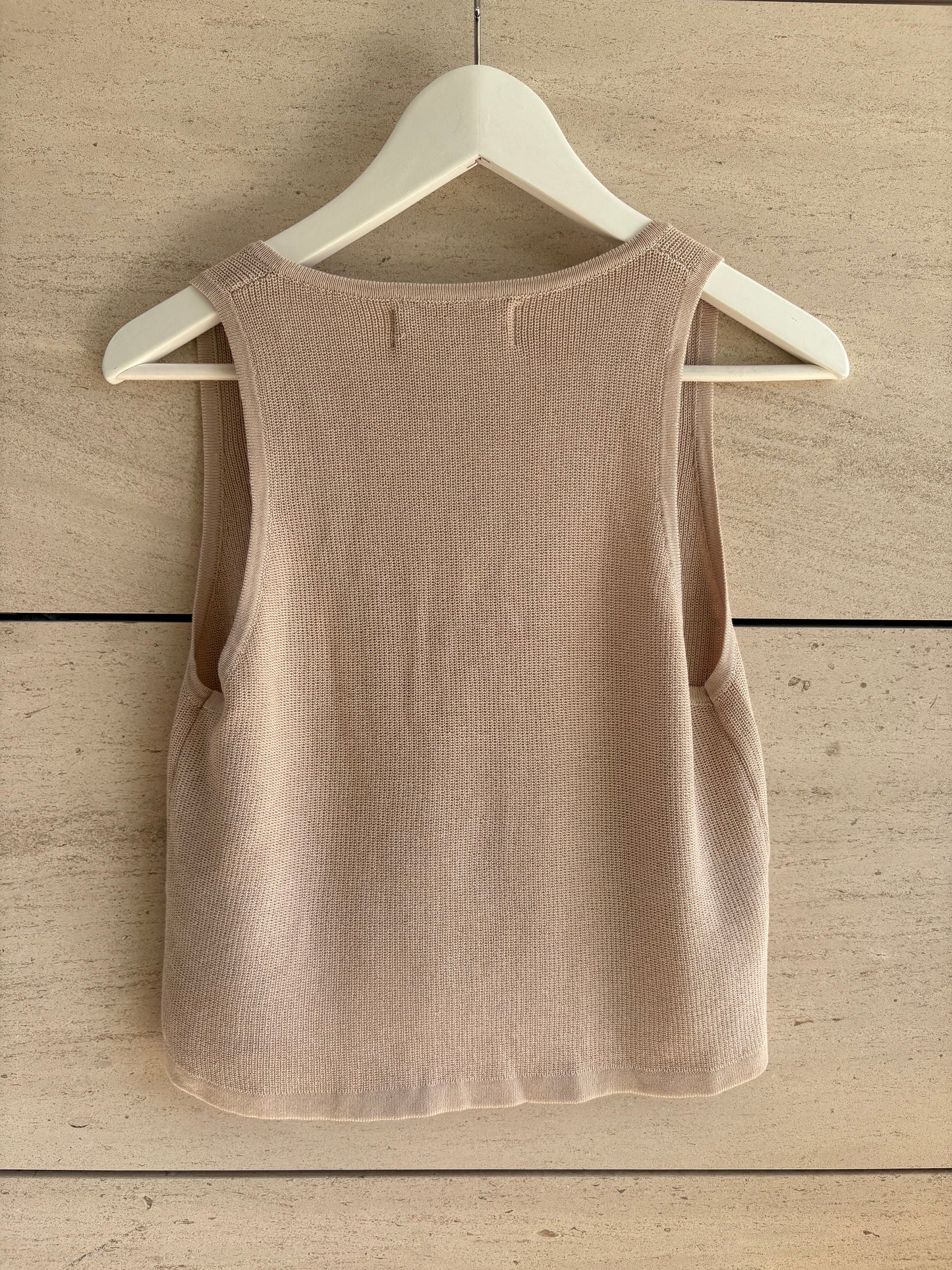 ODA. Top punto beige abotonado
