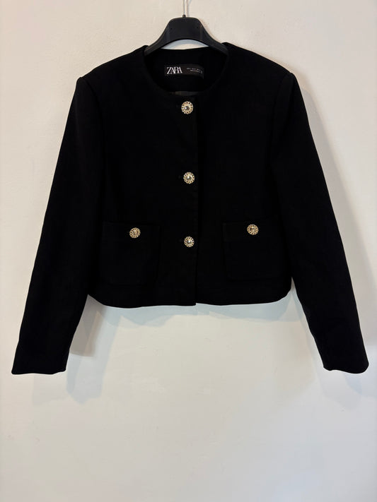 ZARA. Chaqueta negra botones dorados