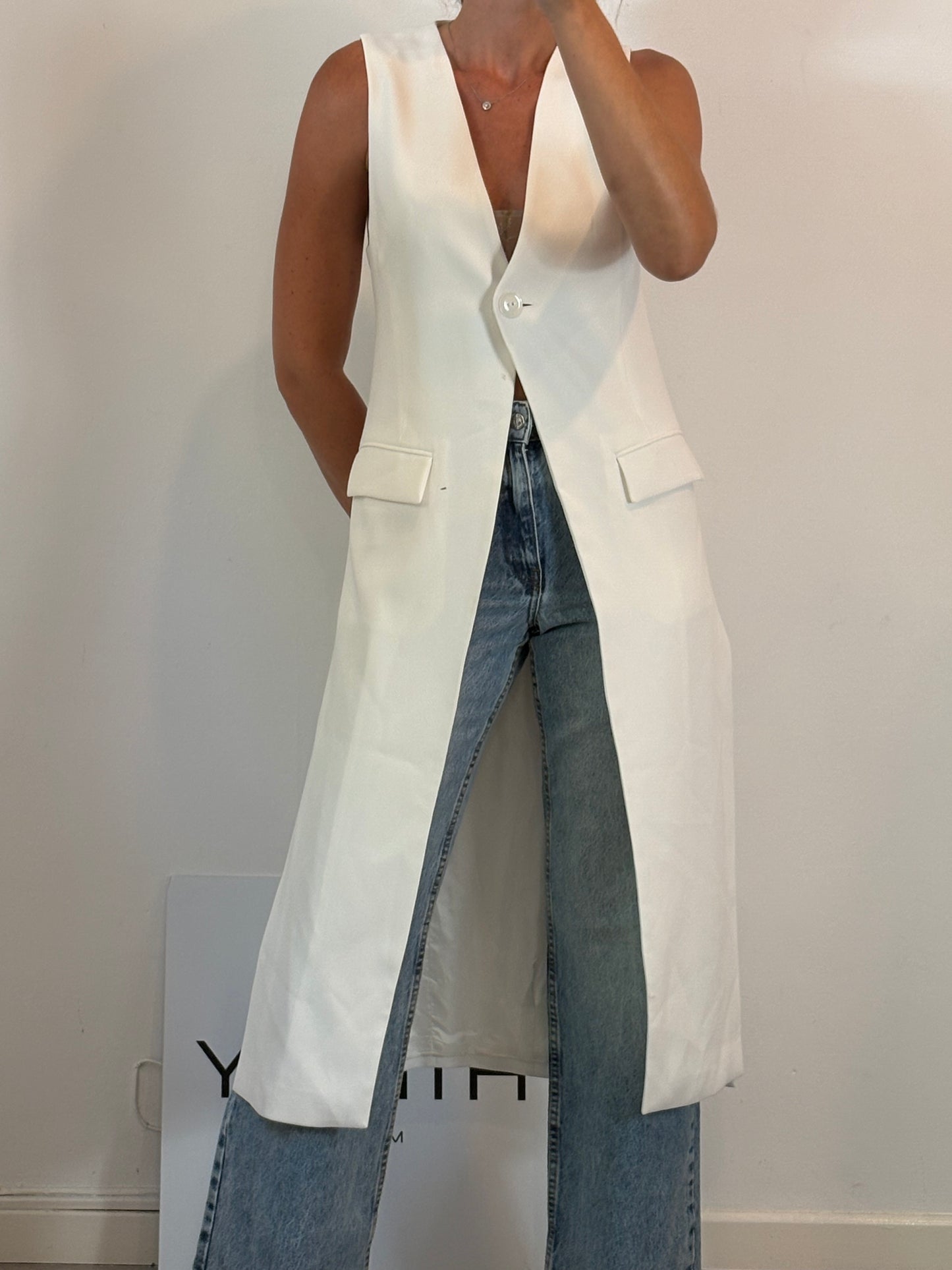 ZARA. Long, flowing white vest. TS