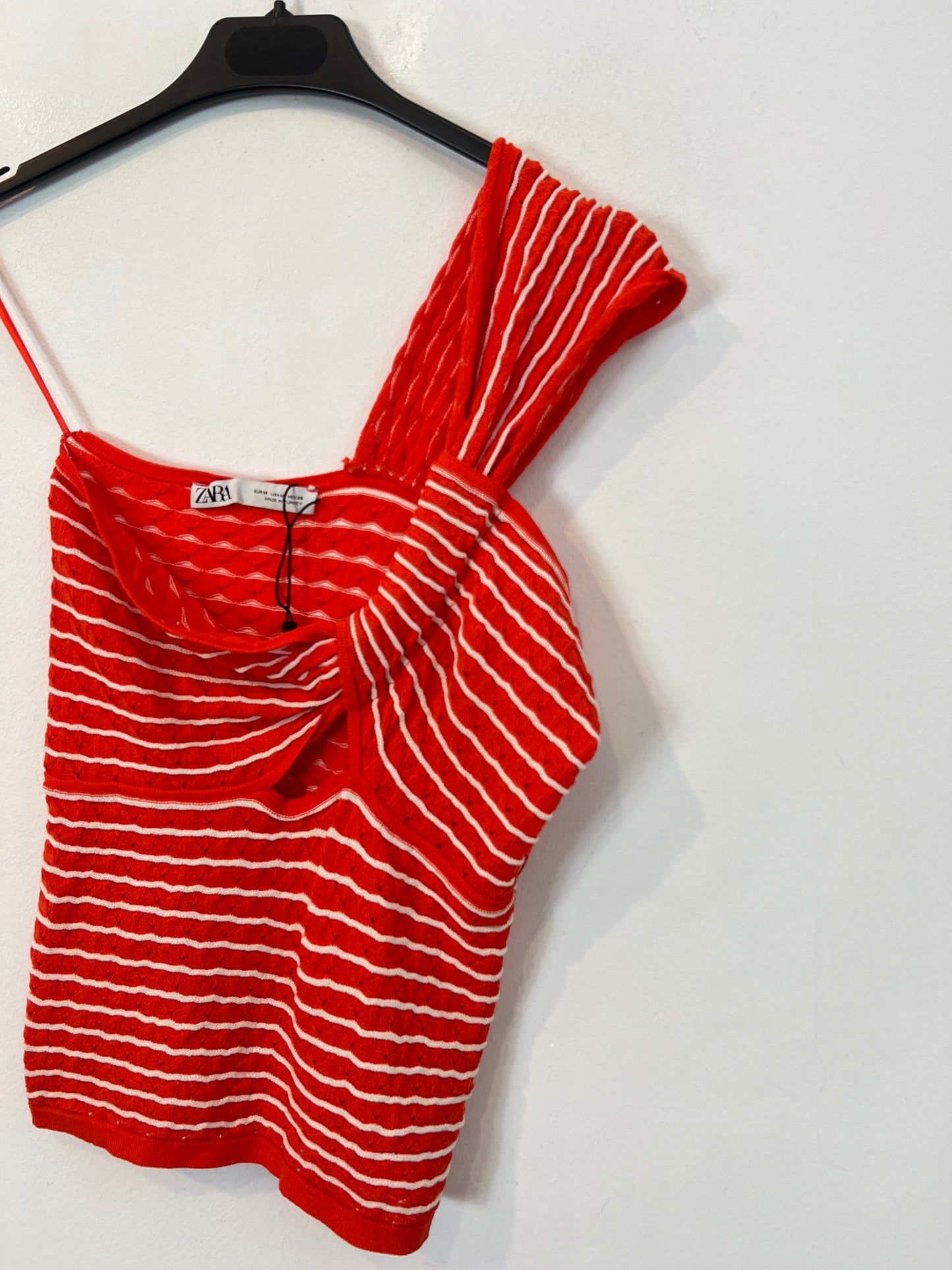 ZARA. Top naranja asimétrico