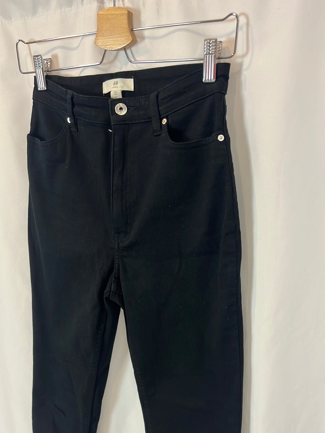 H&amp;M. Black skinny pants size 36