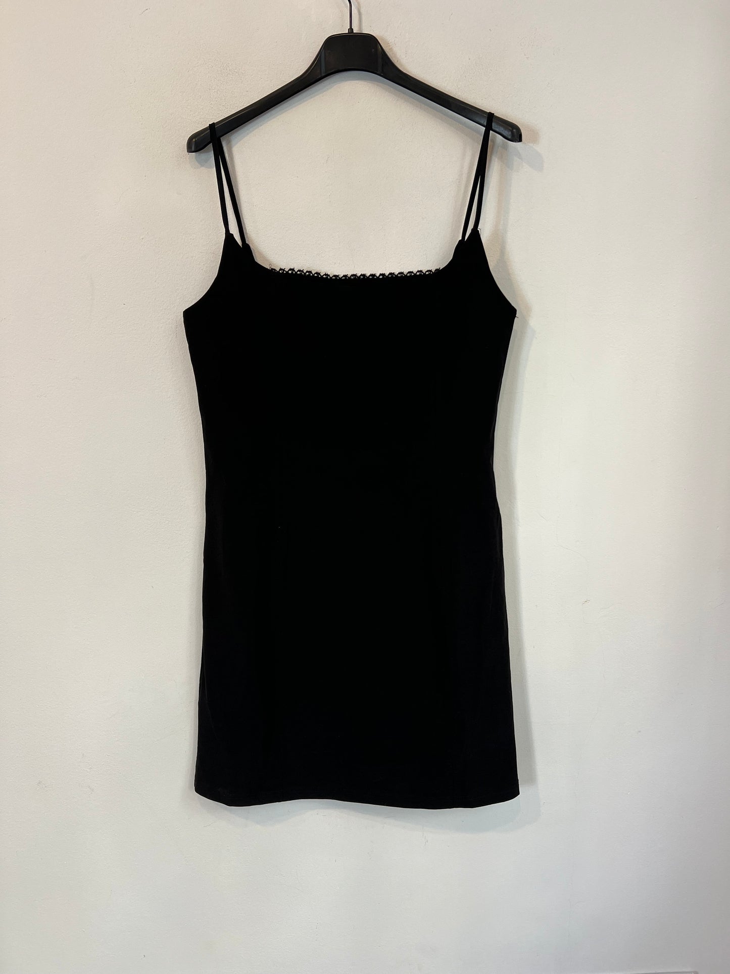 MANGO. Vestido negro corto