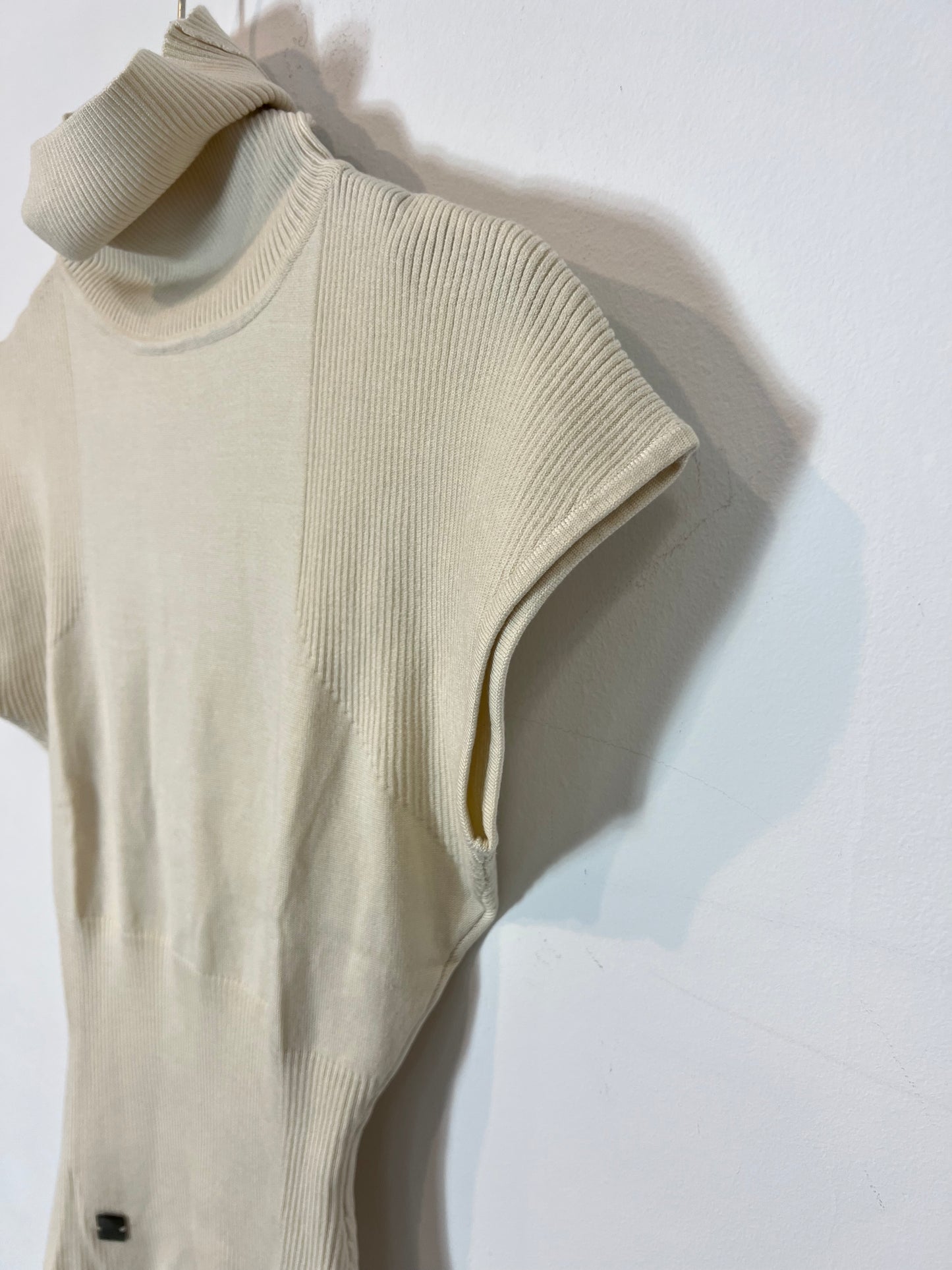 CAROLINA HERRERA. Beige knit top. XS/S
