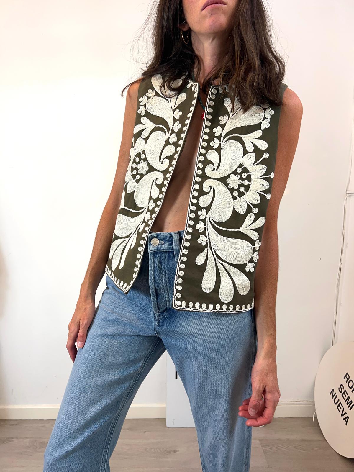 ZARA. Chaleco verde bordados