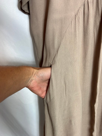 LAB. Vestido midi fluido marrón claro. T M