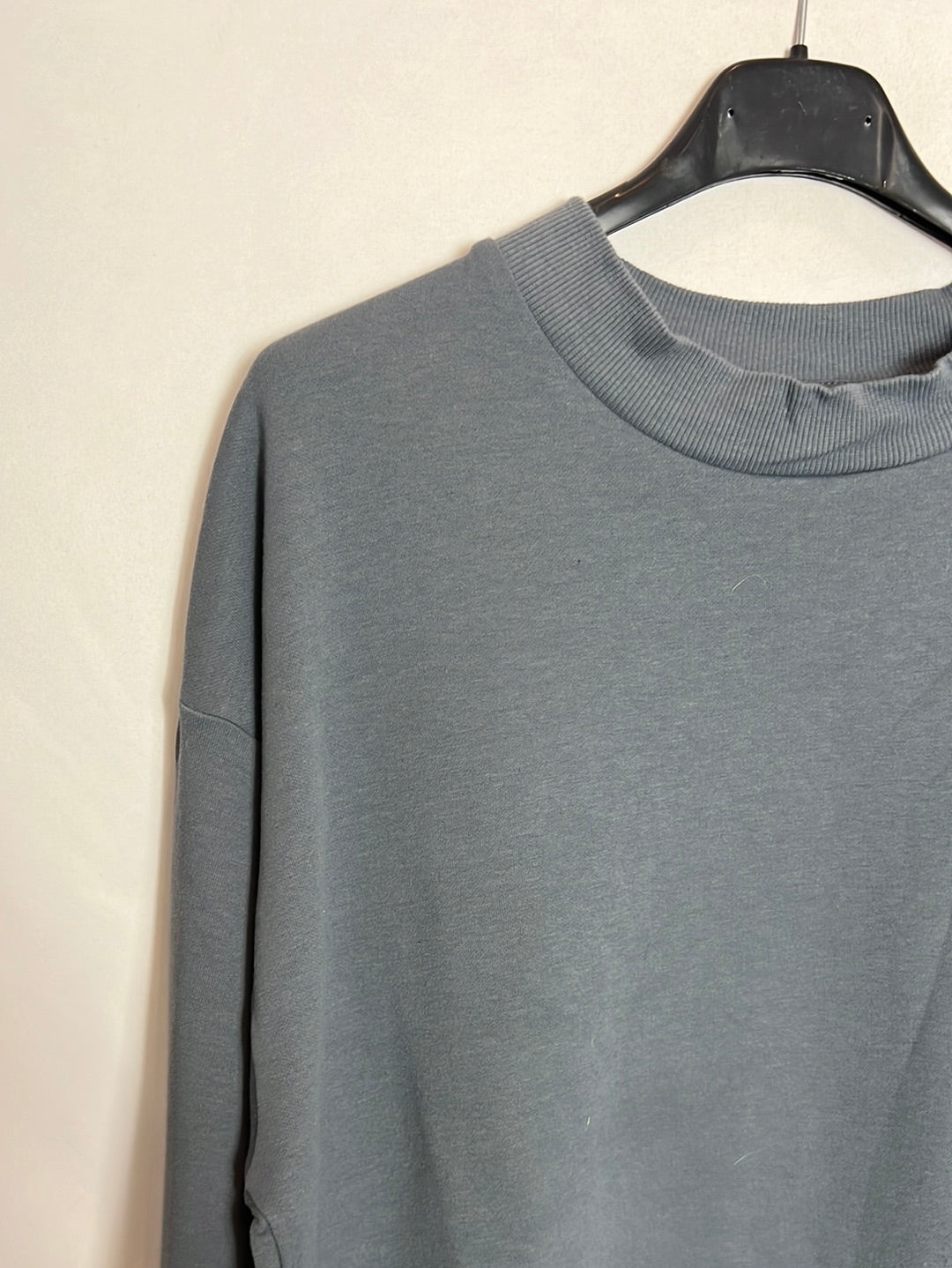 OTHERS. Light blue sweatshirt. TM/L