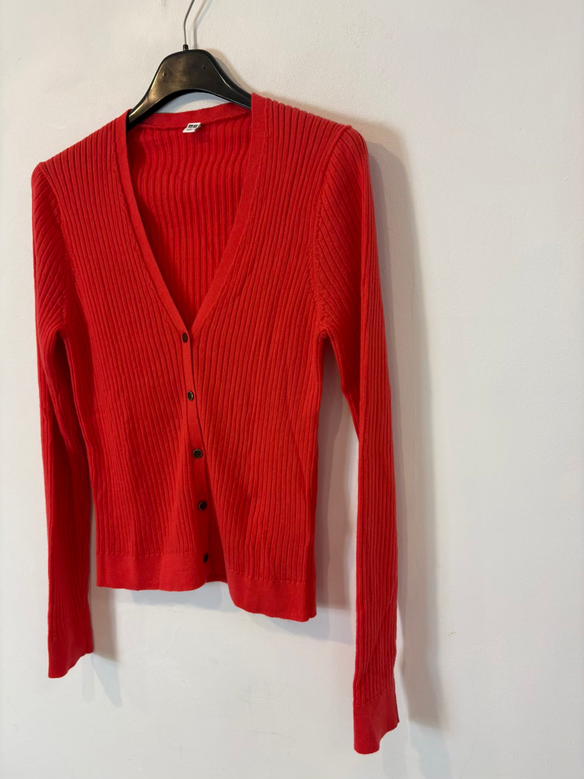 UNIQLO. Cárdigan rojo 100% lana